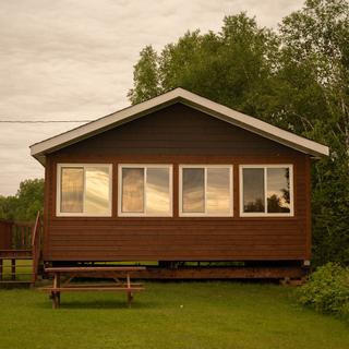 Lakefront cottage rental exterior