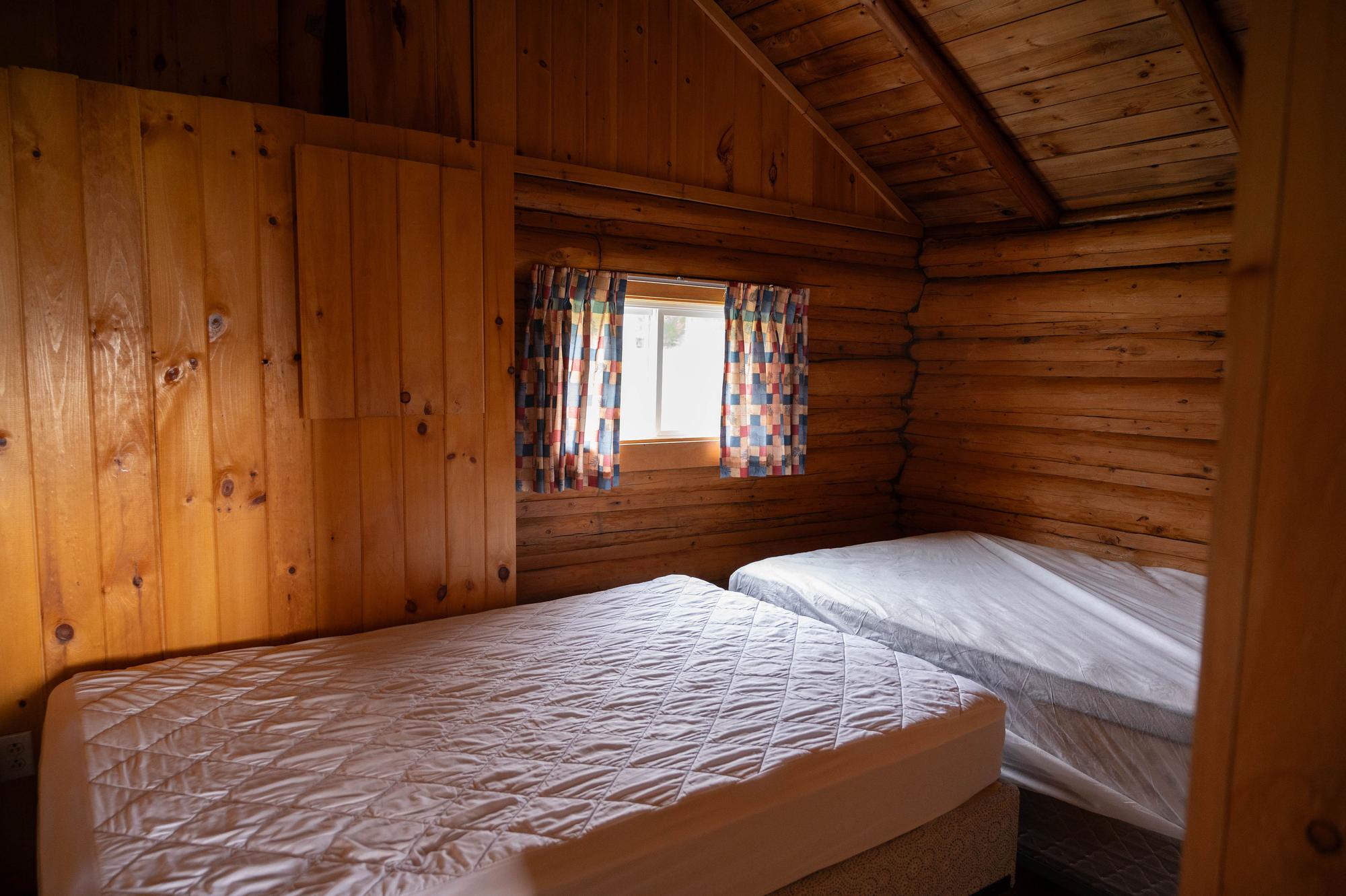 Bedroom with twin beds